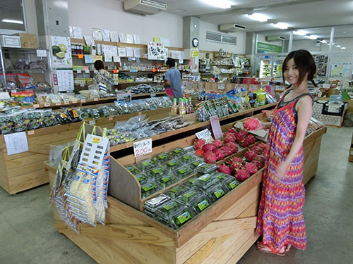 沖縄特産の果物を手に取る女性