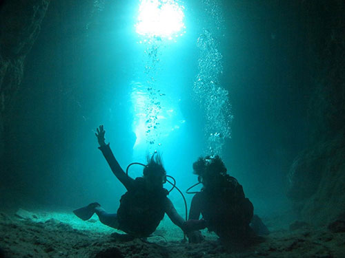 青の洞窟で体験するダイバー