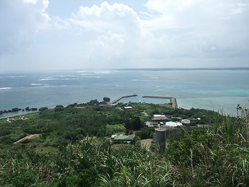 大神島の展望台から港を見下ろす