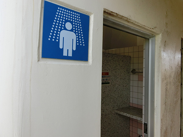 シャワー室のロゴ