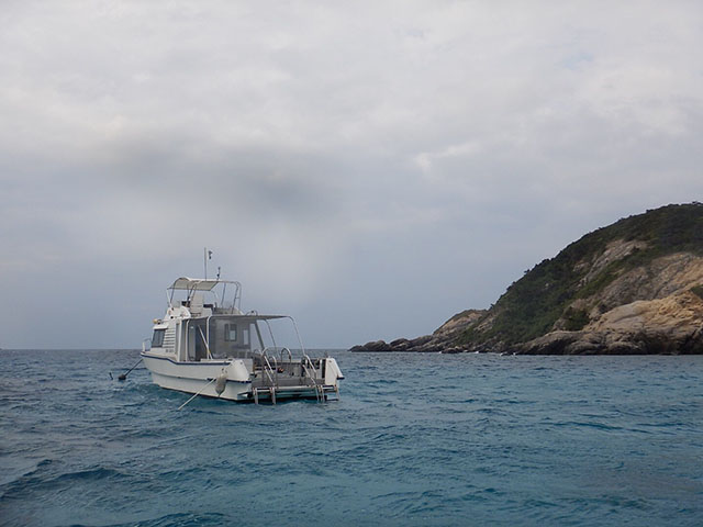 ハナリ島に向かうボート