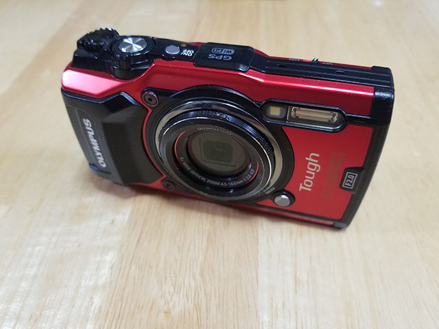 赤いコンパクトデジタルカメラ