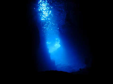 神秘的な青の洞窟
