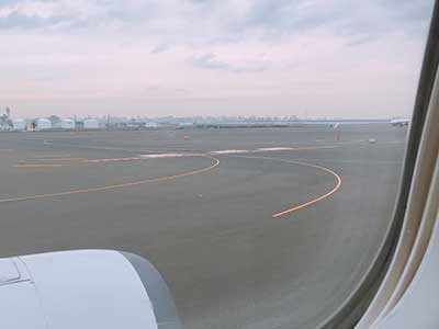 曇り空の成田空港
