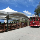 敷地内を走る無料シャトルバス