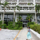 ホテルの中を通ってビーチに抜けます