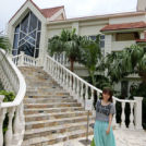 海をバックにウエディング!