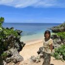 岩が多いビーチですねー