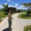 お散歩中。日傘があったら何かと便利ですよ〜