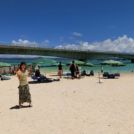 名物の橋を見ながら海水浴ができるのです。笑