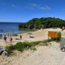 道路のすぐ下にビーチ