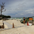 パラソルが並ぶ広い方のビーチ