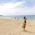 シュノーケリングを楽しんでいる家族