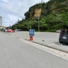 ホテルを挟んだビーチの向かいにある駐車場