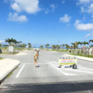 広くてわかりやすいビーチ入口