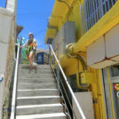 階段を降りてビーチへ