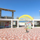 にぎやかなビーチの入口