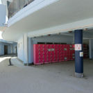 外にあるコインロッカー