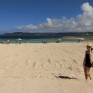 球技もできそうな広い砂浜