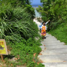 駐車場からビーチに降りる階段