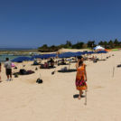 パラソルはレンタルで。持ち込みは禁止です。